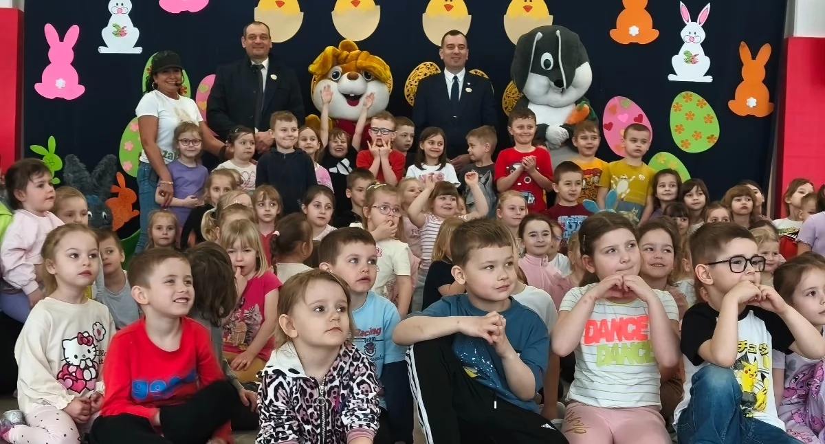 Zdjęcie przedszkolaków z gminy Siemkowice na spotkaniu z zajączkami wielkanocnymi/fot.: Iwona Domagała