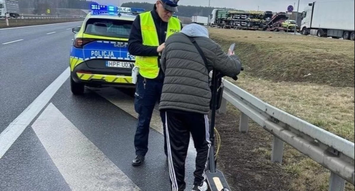 Na zdjęciu zatrzymany 28-latek, który jechał hulajnogą na trasie S8 / Fot. KPP Wieruszów