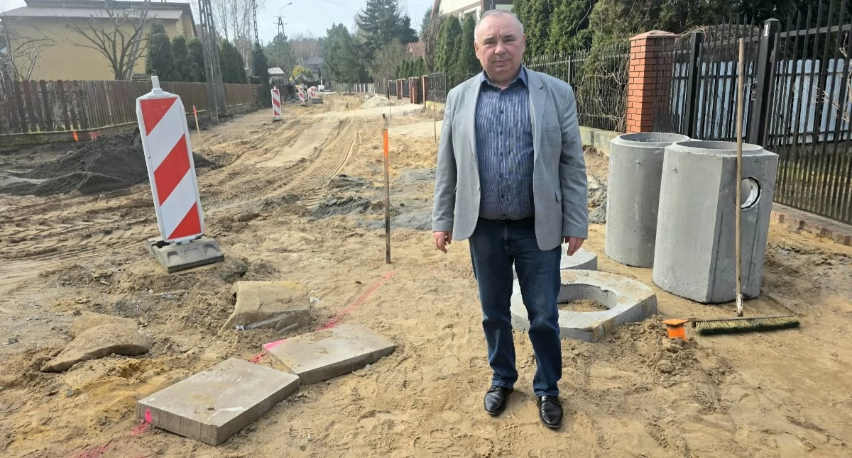 Zdjęcie z placu budowy ulicy Słonecznej w Konopnicy. O inwestycji opowiada wójt Jacek Kurowski / fot.: Sławomir Rajch