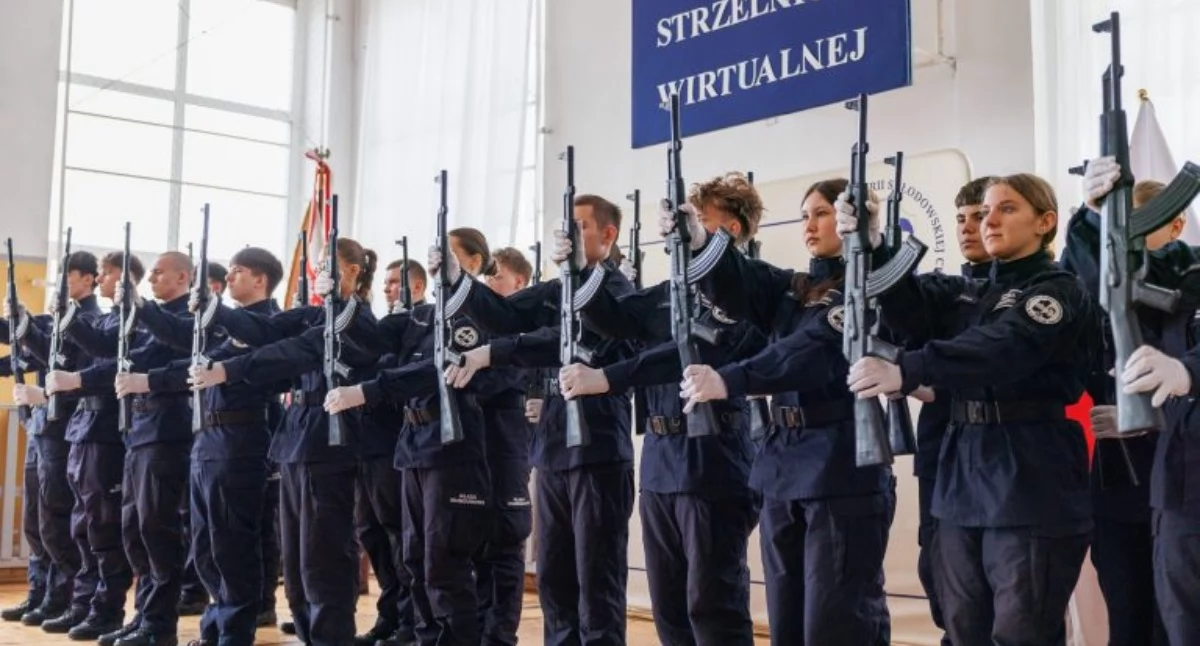Na zdjęciu uczniowie klasy mundurowej w Zespole Szkół im. Marii Skłodowskiej-Curie w Działoszynie/fot.: ZS w Działoszynie