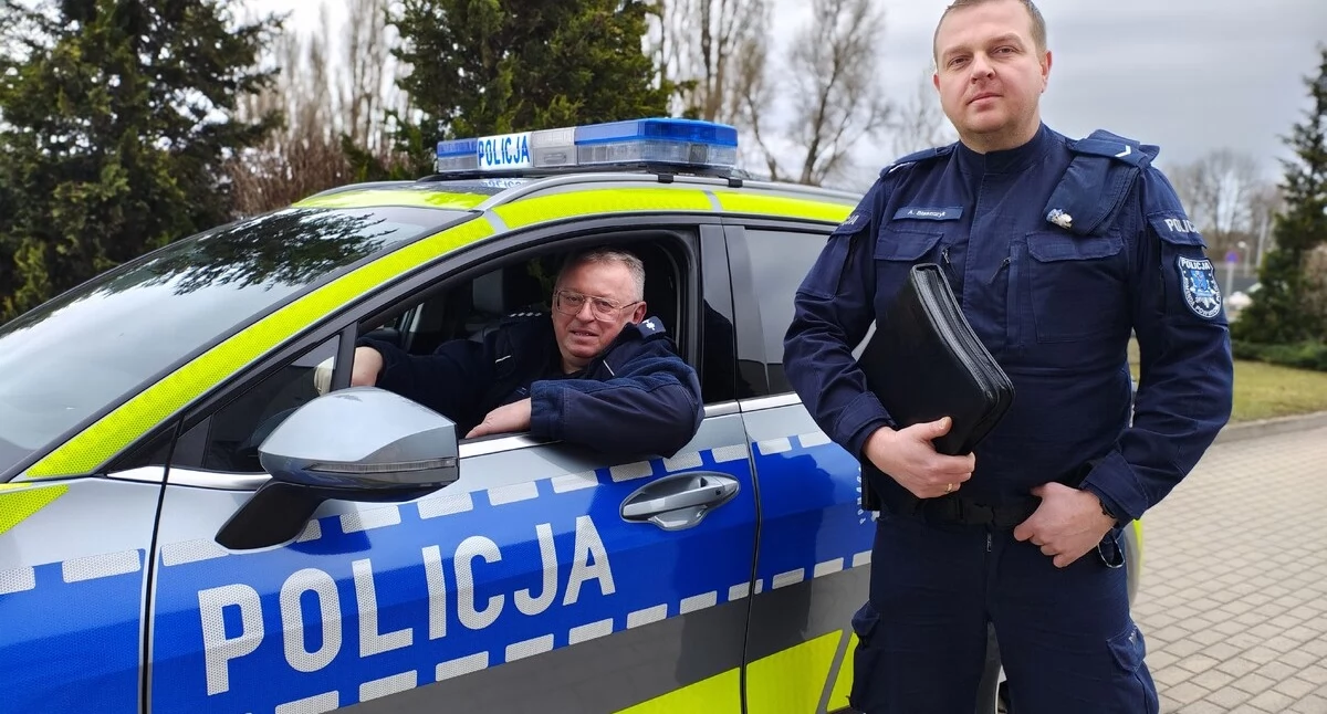 Na zdjęciu dzielnicowi: sierżant Adam Błaszczyk oraz aspirant sztabowy Jacek Malinowski, którzy zauważyli seniora i bezpiecznie odwieźli go do domu / Fot. KPP Zduńska Wola