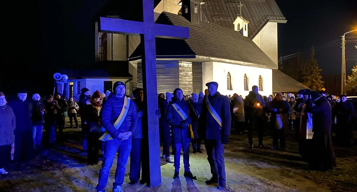 Zdjęcie z drogi krzyżowej ulicami Wielunia/fot.: Iwona Domagała