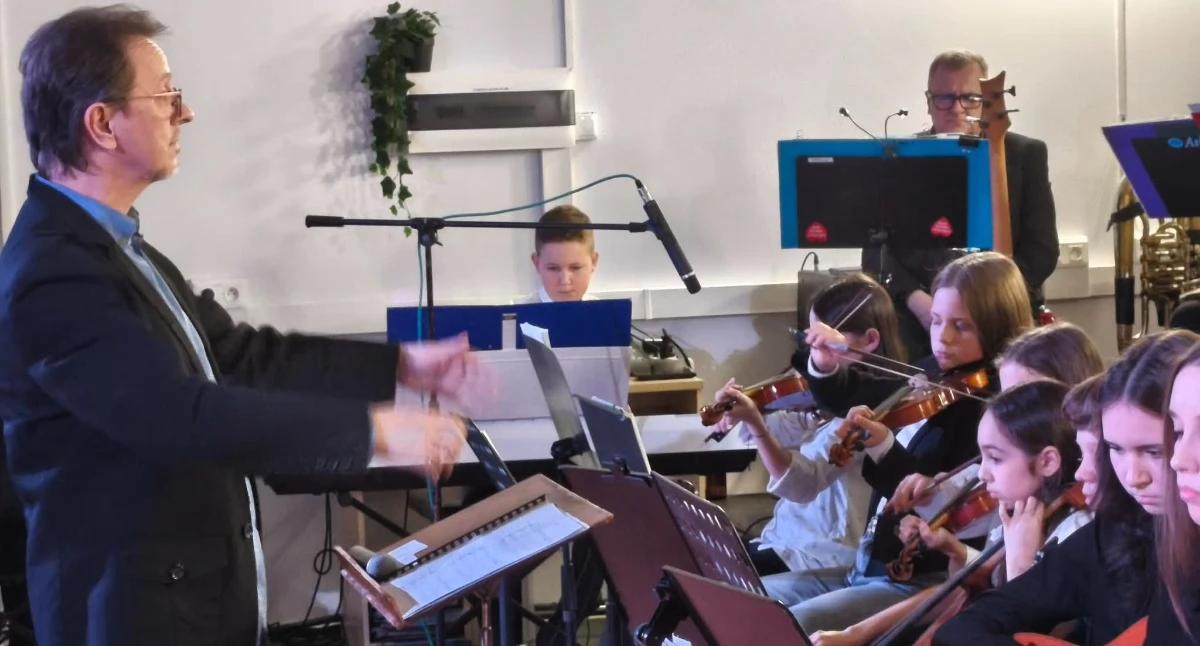 Na zdjęciu Orkiestra Dęta, Spirit Songs Band i Akademia Młodego Muzyka Cementowni Warta S.A. podczas wielkanocnego koncertu w Działoszynie / fot.: Joanna Major
