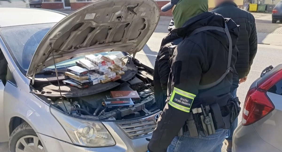 Na zdjęciu nielegalne paczki papierosów, przewożone w komorze silnika auta / Fot. KAS Łódź 