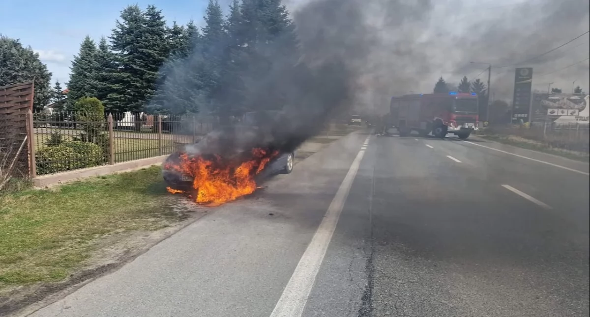 Na zdjęciu Mercedes, który zapalił się w trakcie jazdy / Fot. Facebook / KP PSP Wieruszów
