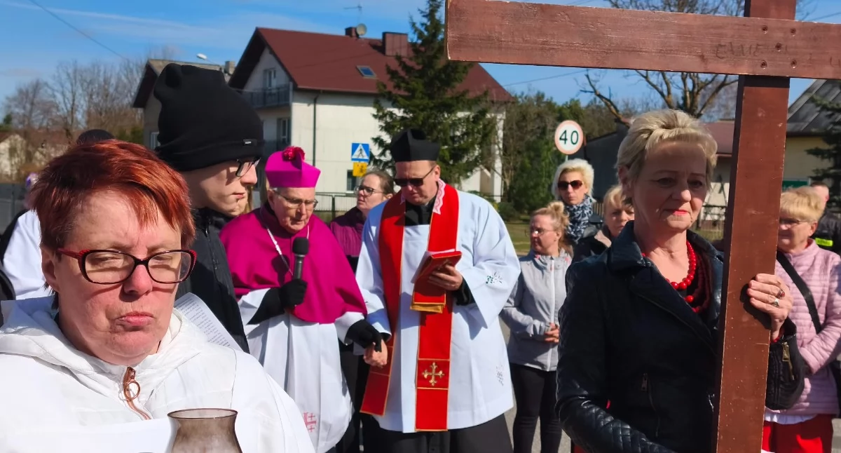 Zdjęcie z drogi krzyżowej dla osób chorych i niepełnosprawnych w Skrzynnie/fot.: Iwona Domagała
