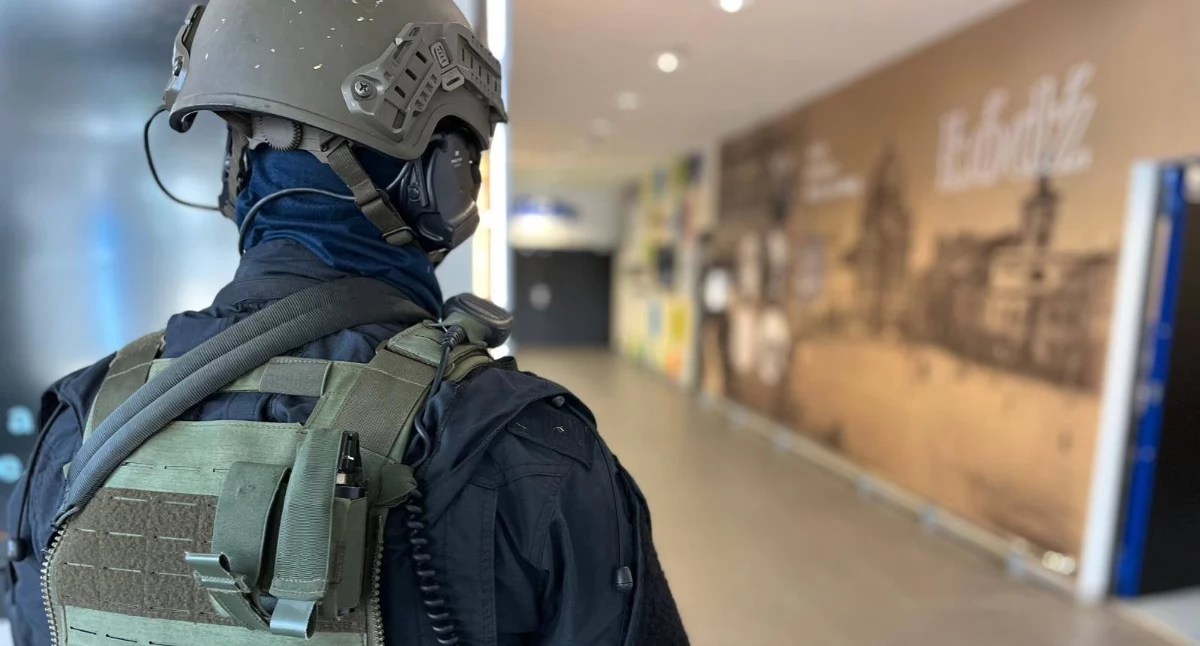Na zdjęciu jeden z policjantów, uczestniczących w środowej akcji w łódzkiej fabryce / Fot. Facebook / Komenda Miejska Policji w Łodzi
