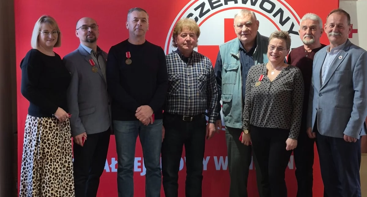Na zdjęciu wyróżnieni członkowie klubów HDK / Fot. Facebook / Oddział Rejonowy PCK Wieluń