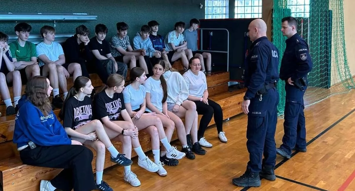edukacja, Uczniowie Szkoły Podstawowej Osjakowie poznawali zasady sprawnym trzeba zostać policjantem - zdjęcie, fotografia
