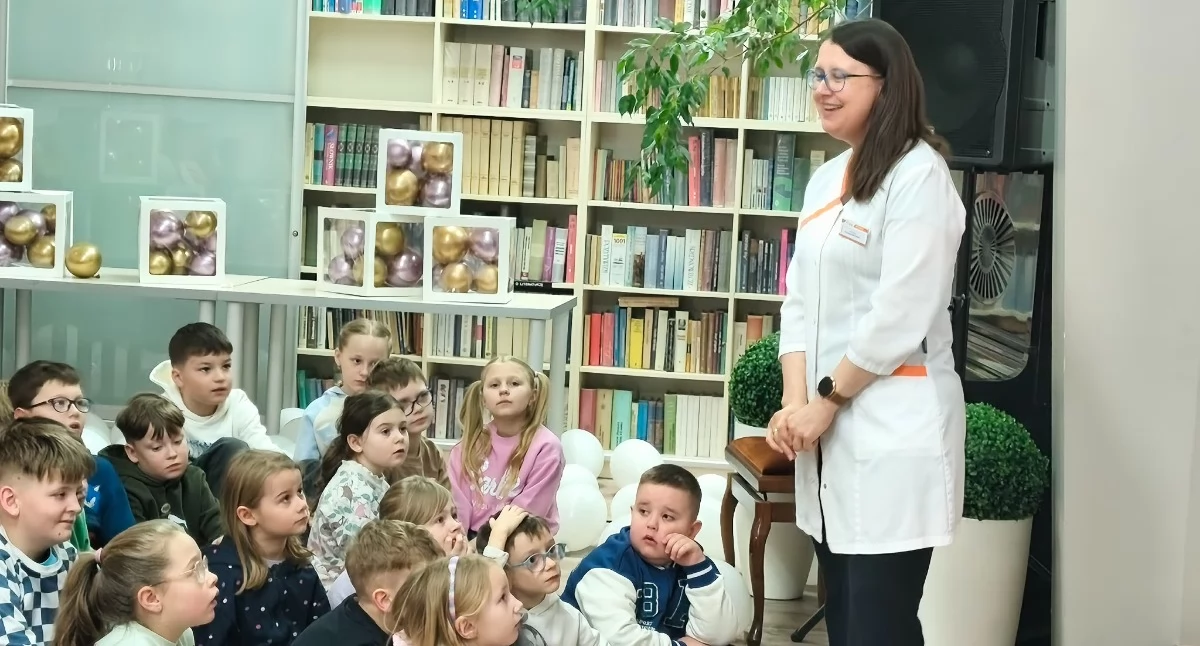 Na zdjęciu farmaceutka Ewa Musiał podczas spotkania z dziećmi w MiGBP w Wieluniu/fot.: Iwona Domagała