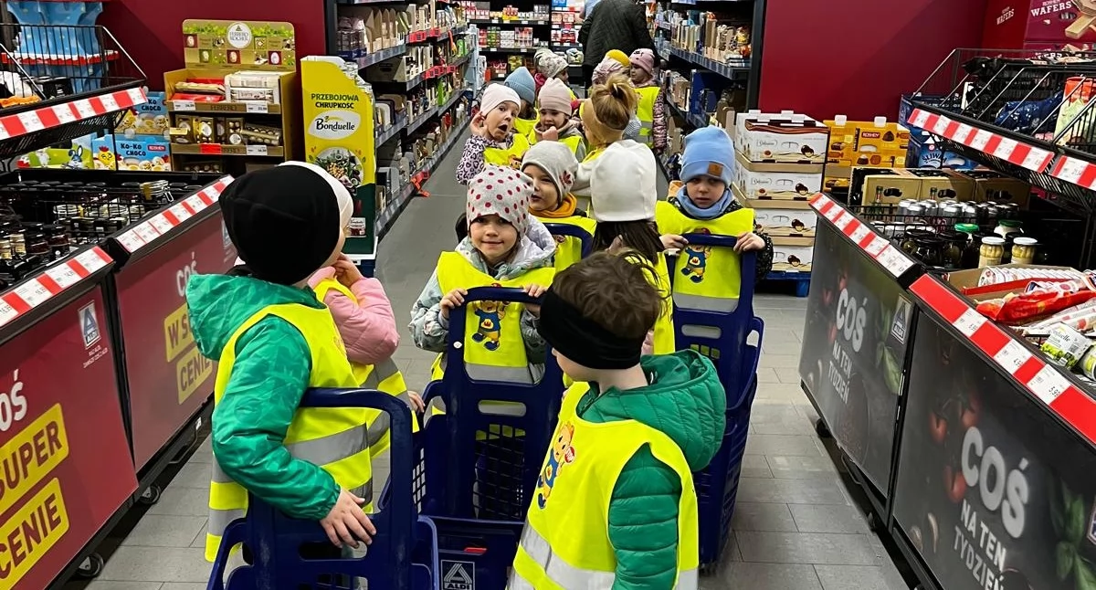 Na zdjęciu przedszkolaki z Publicznego Przedszkola nr 3 w Wieluniu podczas robienia zakupów/fot.: Publiczne Przedszkole nr 3 w Wieluniu