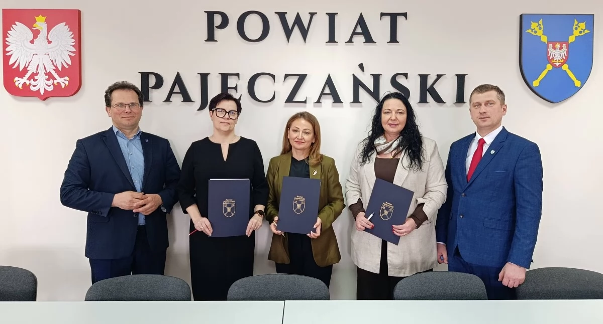 Zdjęcie z uroczystego podpisania umów na przekazanie nowoczesnych agregatów prądotwórczych/fot.: Powiat Pajęczański