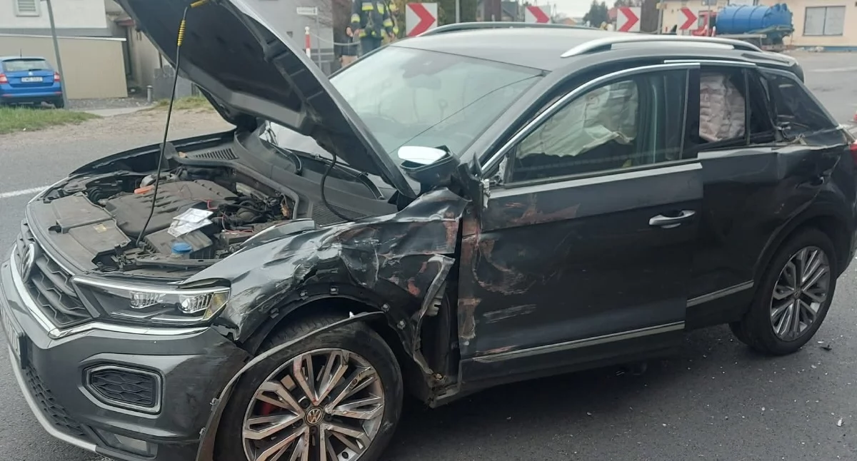 Na zdjęciu uszkodzony samochód osobowy w skutek zderzenia z ciężarówką/fot.: KP PSP w Wieruszowie