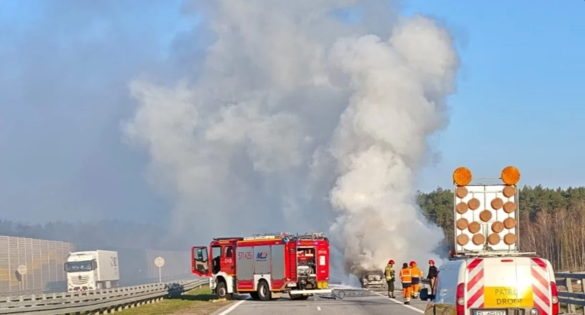 Zdjęcie z pożaru samochodu na trasie S8 w m. Paprotnia (pow. zduńskowolski, woj. łódzkie) / fot.: KPP w Zduńskiej Woli