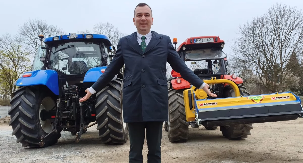 Na zdjęciu wójt gminy Siemkowice Kamil Ceglarek prezentuje nowy gminny ciągnik New Holland / fot.:  Joanna Major