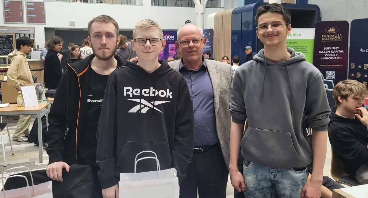Zdjęcie pokazuje drużynę z Zespołu Szkół nr 3 im. Mikołaja Kopernika w Wieluniu na Ogólnopolskim Konkursie Cyberbezpieczeństwa i Programowania CyberSkiller Challenge fot.: Zespół Szkół nr 3 w Wieluniu