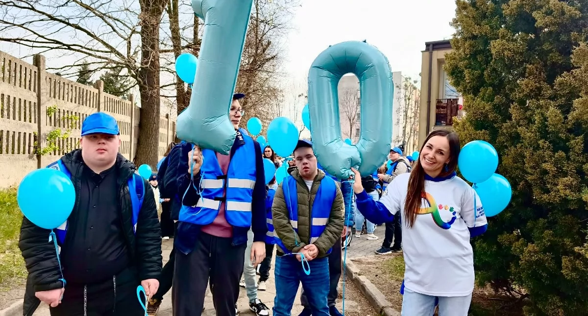 Zdjęcie z Niebieskiego Marszu dla Autyzmu w Wieluniu/fot.: Iwona Domagała