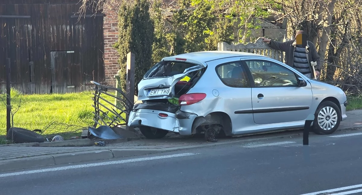 Zdjęcie pokazuje wypadek samochodowy w m. Raducki Folwark fot.: Sławomir Rajch