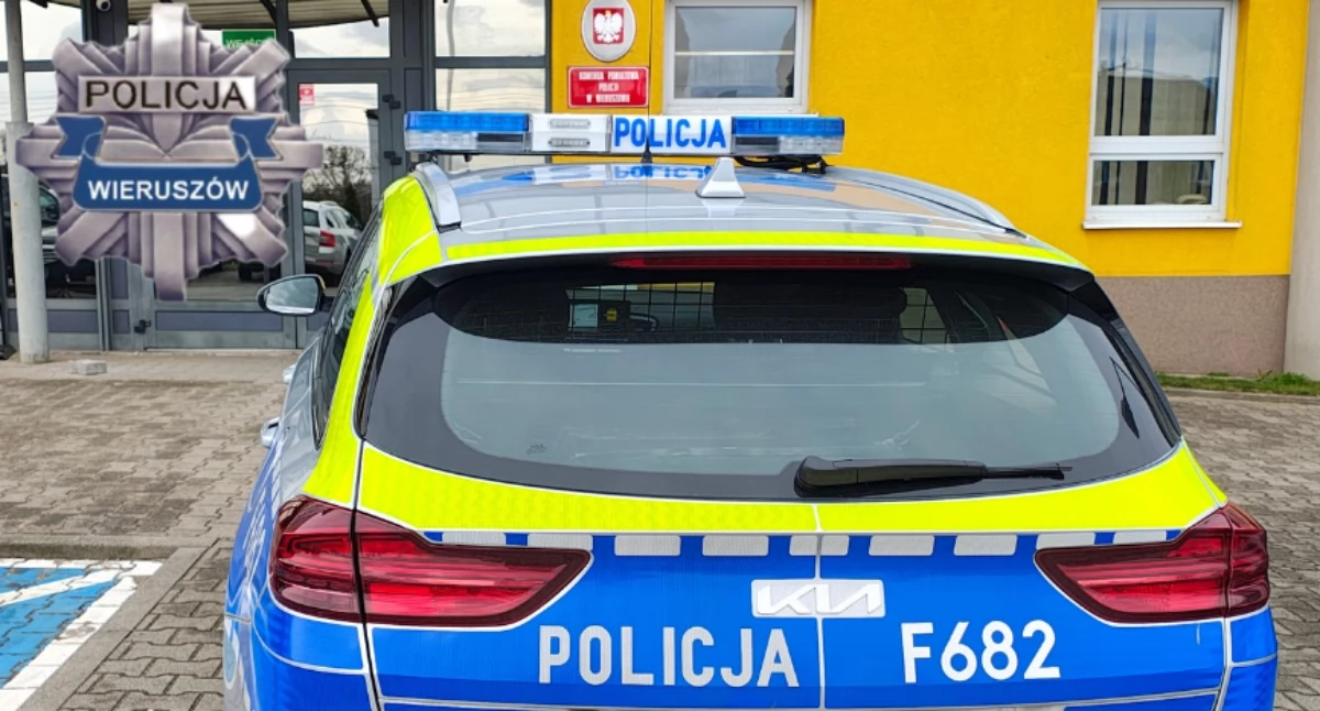 Na zdjęciu radiowóz pod Komendą Policji w Wieruszowie / fot.: KPP Wieruszów