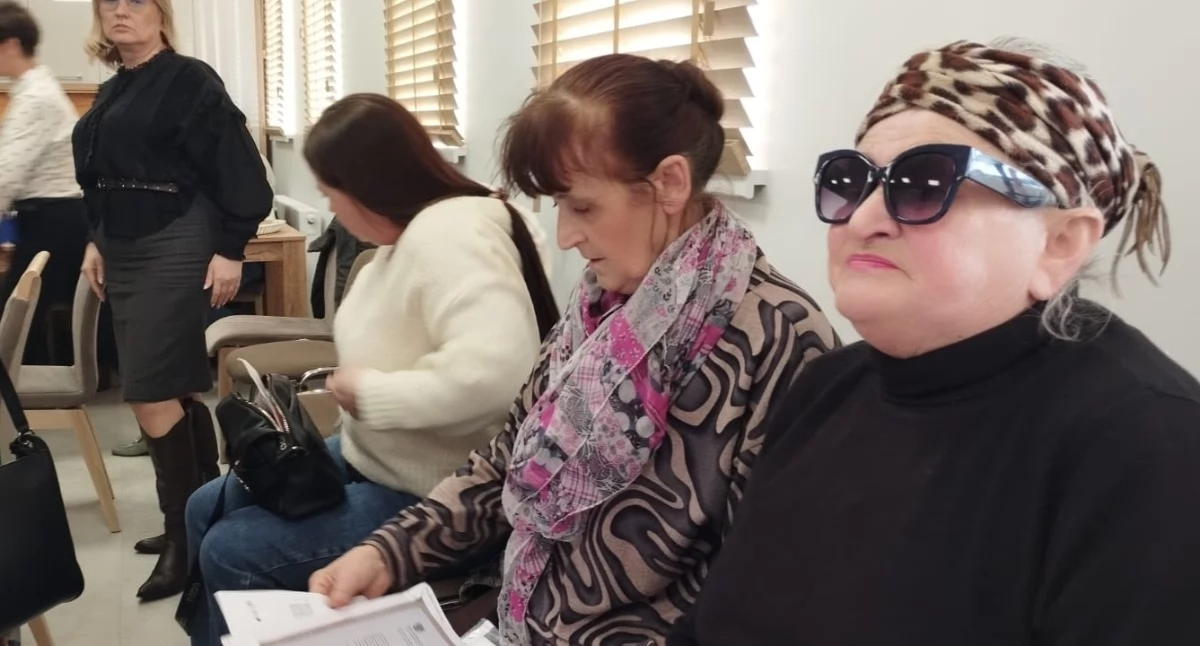 Zdjęcie z sesji Rady Gminy Wierzchlas, na której mieszkańcy protestowali przeciw zasypywaniu wyrobiska w Kraszkowicach niedozwolonymi odpadami / fot.: Joanna Major