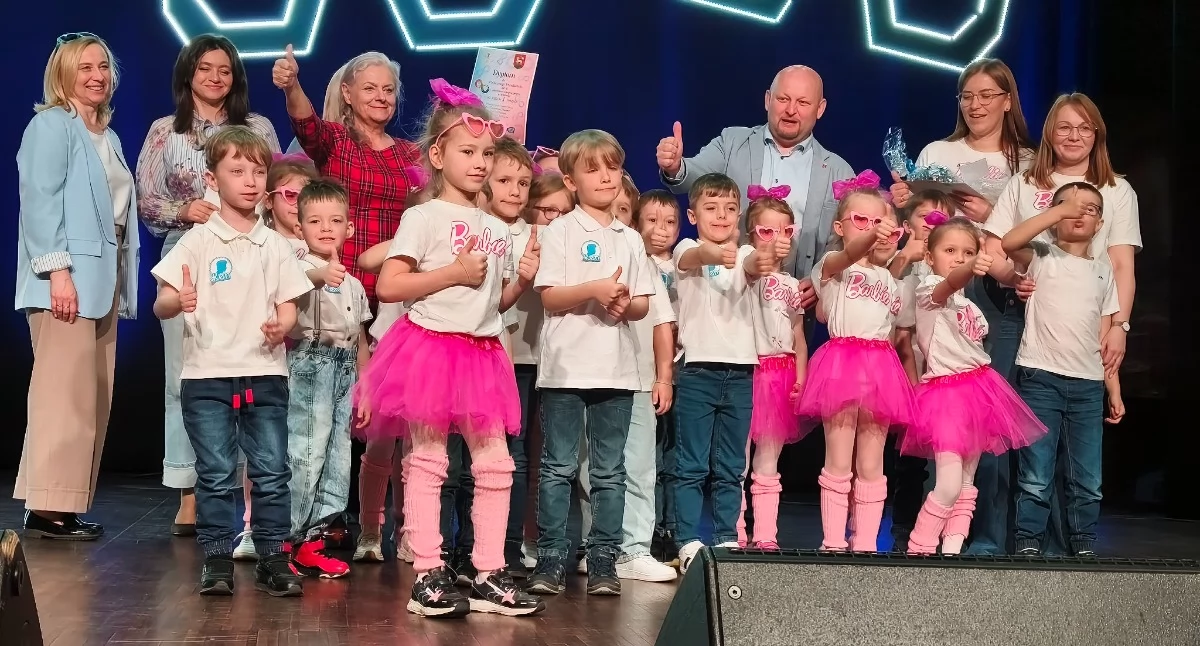 Zdjęcie z talent show ,,Przez Niebieskie Okulary