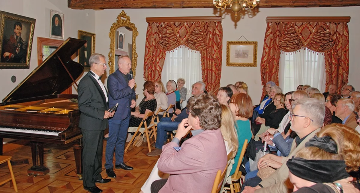 Zdjęcie pokazuje koncert w Muzeum Wnętrz Dworskich w Ożarowie / fot.: Muzeum Ziemi Wieluńskiej
