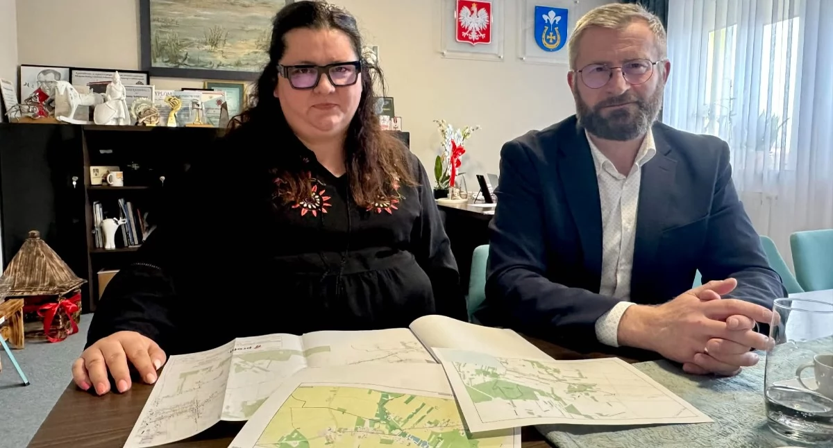 Na zdjęciu wójt gminy Sulmierzyce Gabriel Orzeszek i Anna Bartosik, kierownik referatu inwestycji / fot.: Sławomir Rajch