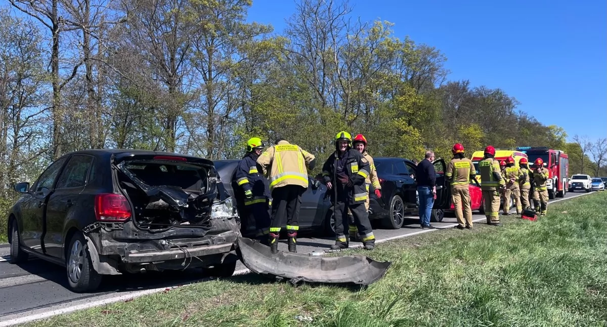 Zdjęcie z miejsca wypadku w Dębołęce, gm. Brzeźno, pow. sieradzki. Zderzenie czterech aut i traktora / fot.: KP PSP Sieradz