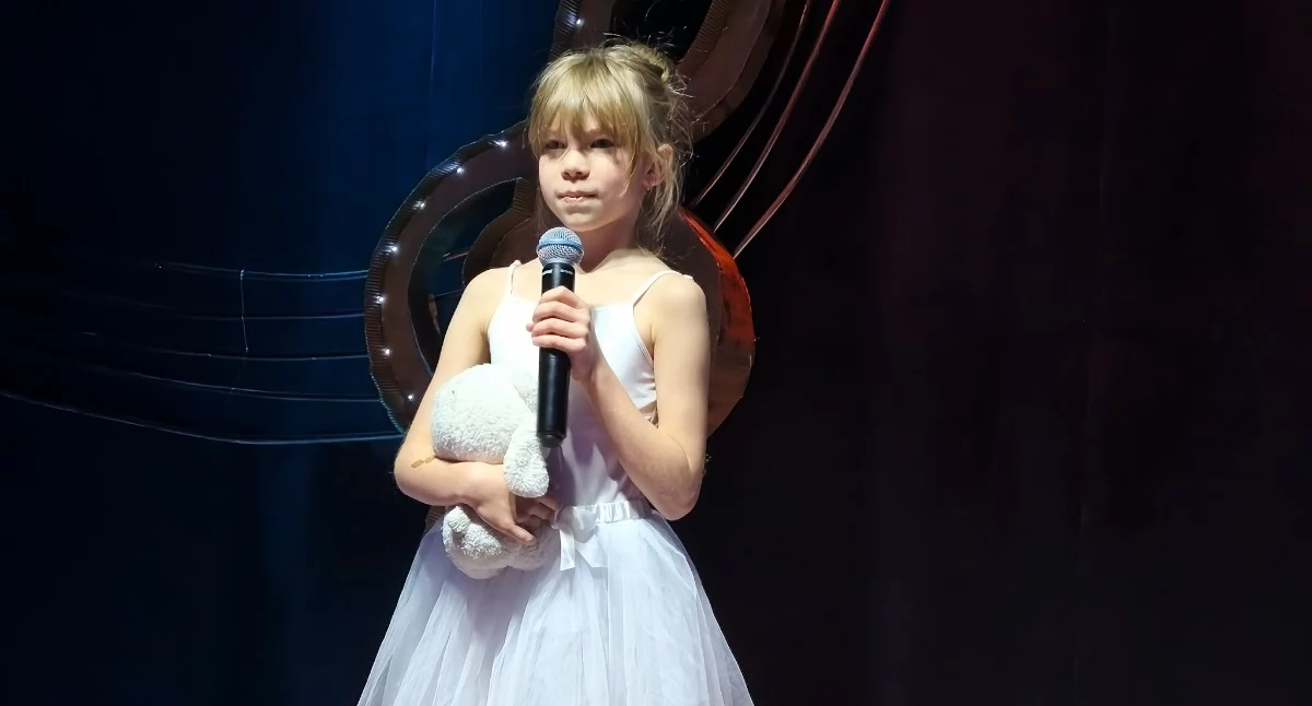 Na zdjęciu jedna z uczestniczek III Festiwalu Wokalnego „Zaczarowany świat piosenki... Jacka Cygana” w Ożarowie/fot.: Iwona Domagała