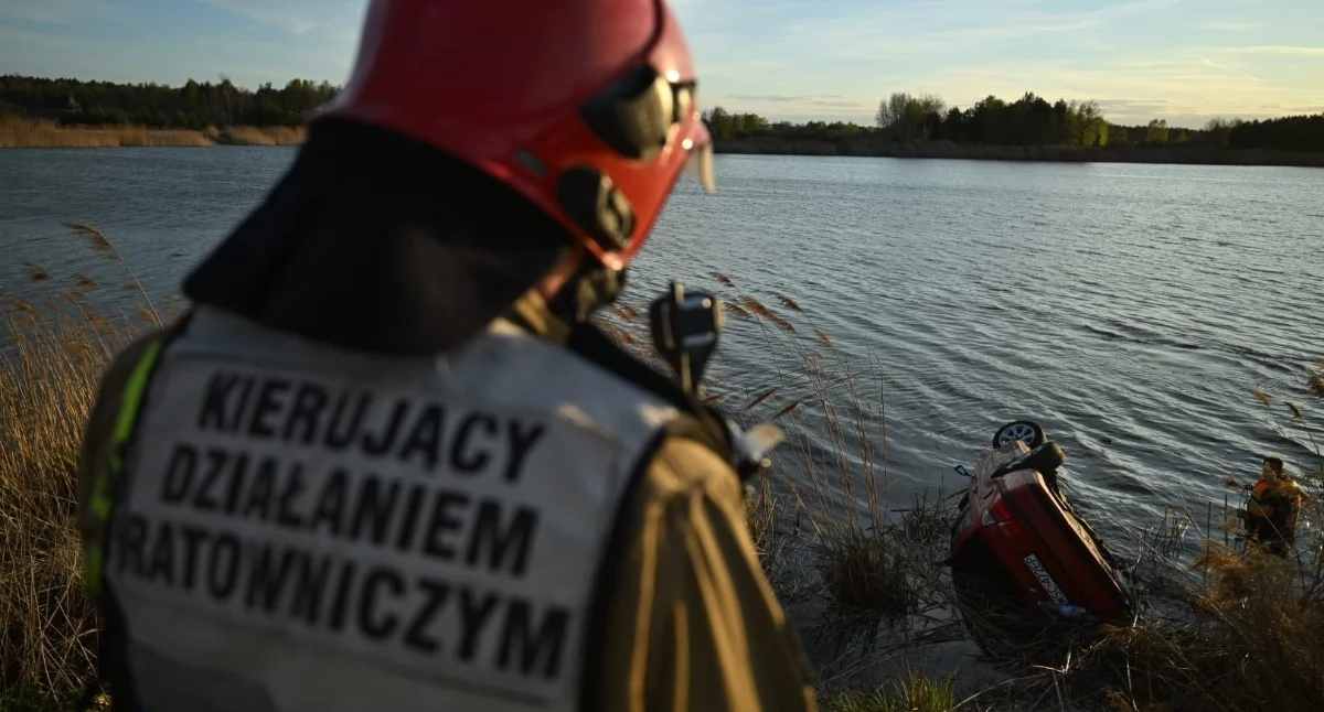 Zdjęcie pokazuje akcje ratowniczą wyławiania pojazdu z wody /fot.: KM PSP Łódź