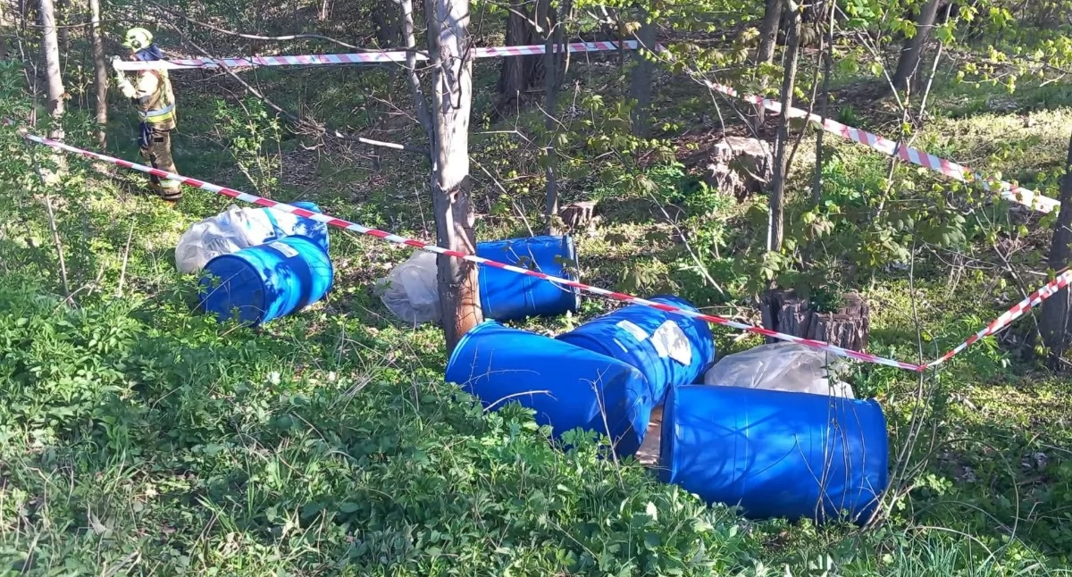 Na zdjęciu interwencja służb w m. Marchewki (gm. Siemkowice). Beczki po chemikaliach wyrzucone przy drodze / fot.: OSP KSRG Siemkowice 