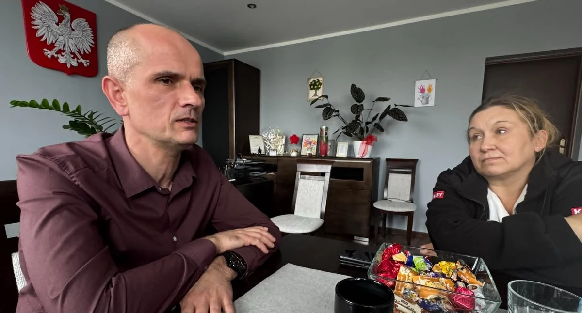 Na zdjęciu wójt gminy Strzelce Wielkie Damian Ciemcioch rozmawia z reporterką portalu kulisy.net / fot.: Sławomir Rajch