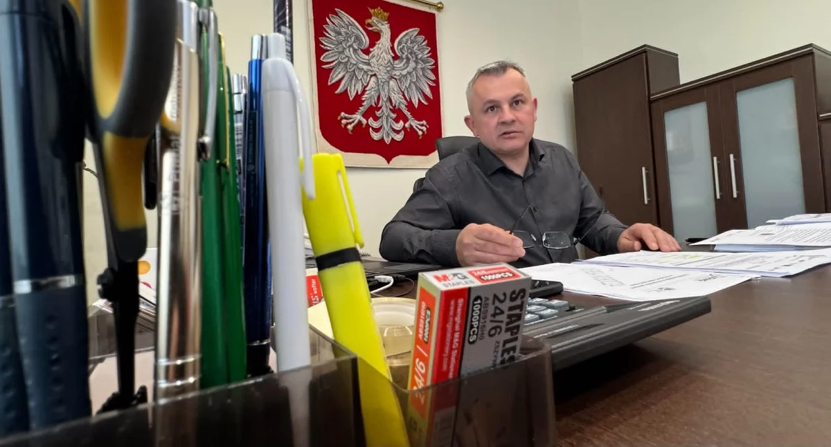 Na zdjęciu wójt gminy Ostrówek Arkadiusz Banaś cieszy się, że może realizować projekt inwestycyjny poprzednika / fot.: Sławomir Rajch