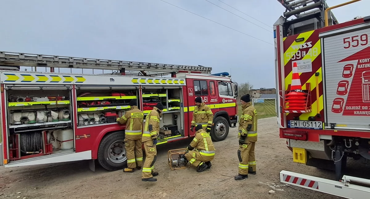 Na zdjęciu fragment ćwiczeń strażaków z Ożarowa / Fot. Facebook / OSP KSRG Ożarów
