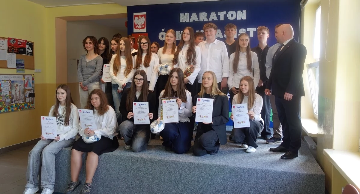 Na zdjęciu nagrodzeni podczas VI Maratonu Ósmoklasisty / Fot. Facebook / Szkoła Podstawowa im. Marii Konopnickiej w Masłowicach