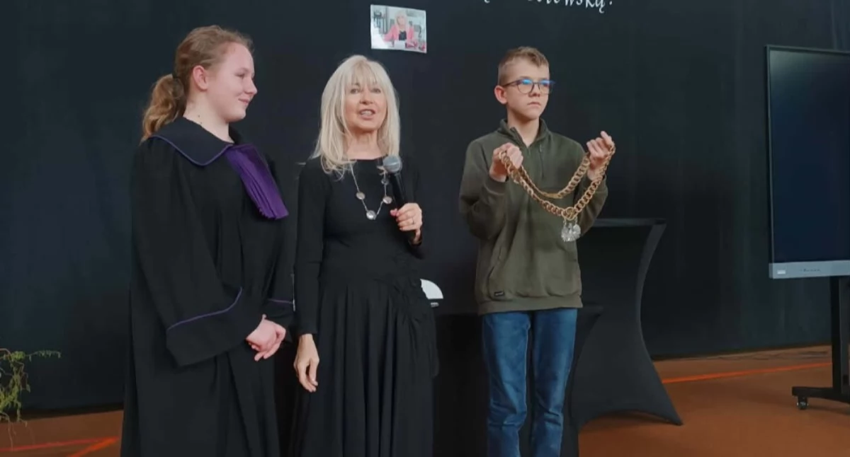 Na zdjęciu fragment spotkania w szkole w Rząśni z udziałem Anny Marii Wesołowskiej / Fot. Facebook / Gmina Rząśnia