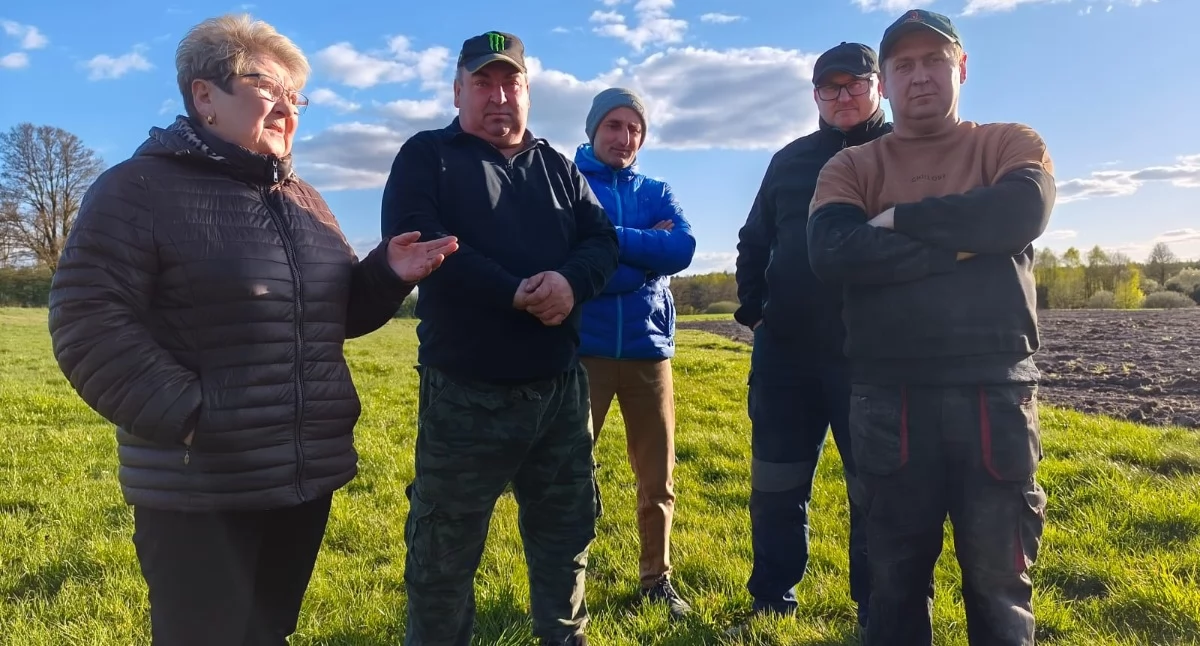 Na zdjęciu rolnicy z Rychłocic. Żurawie niszczą uprawy kukurydzy, a rolnicy odstraszający szkodniki są zgłaszani na policję / fot.: Joanna Major