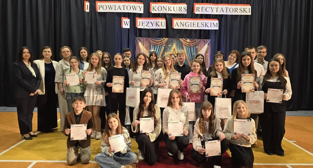 Na zdjęciu laureaci powiatowego konkursu recytatorskiego w Wieruszowie / Fot. Facebook / Szkoła Podstawowa nr 2 im. Marszałka Józefa Piłsudskiego w Wieruszowie
