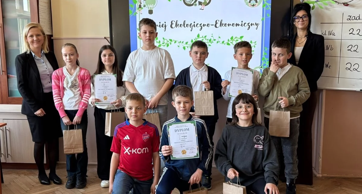 Na zdjęciu uczestnicy ekologiczno-ekonomicznego turnieju ze Szkoły Podstawowej nr 4 im. Królowej Jadwigi w Wieluniu / Fot. Facebook / Szkoła Podstawowa nr 4 im. Królowej Jadwigi w Wieluniu