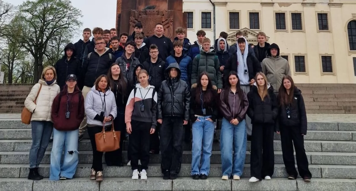 Na zdjęciu uczniowie szkoły z Działoszyna, którzy wybrali się na wycieczkę do Gniezna / Fot. Facebook / Zespół Szkół im. Marii Skłodowskiej - Curie w Działoszynie