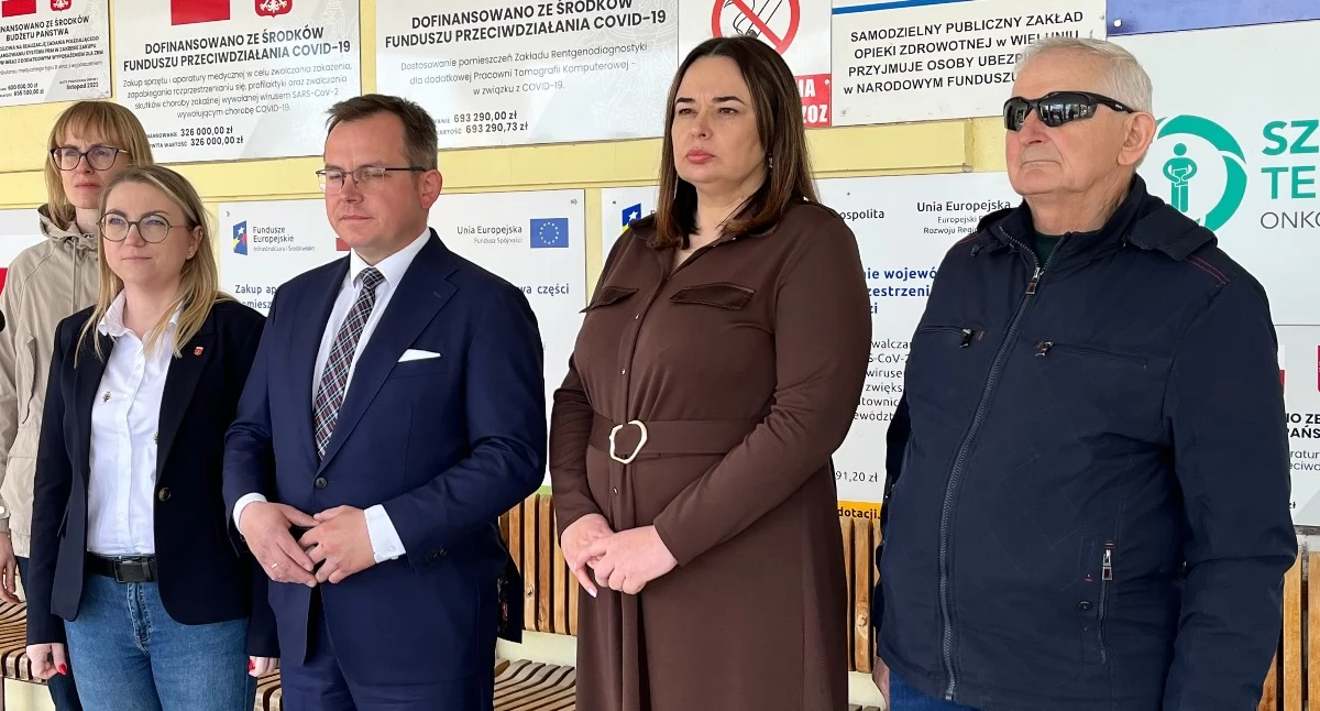 Zdjęcie pokazuje konferencję prasową pod szpitalem w Wieluniu. / fot.: Adam Adrjanek
