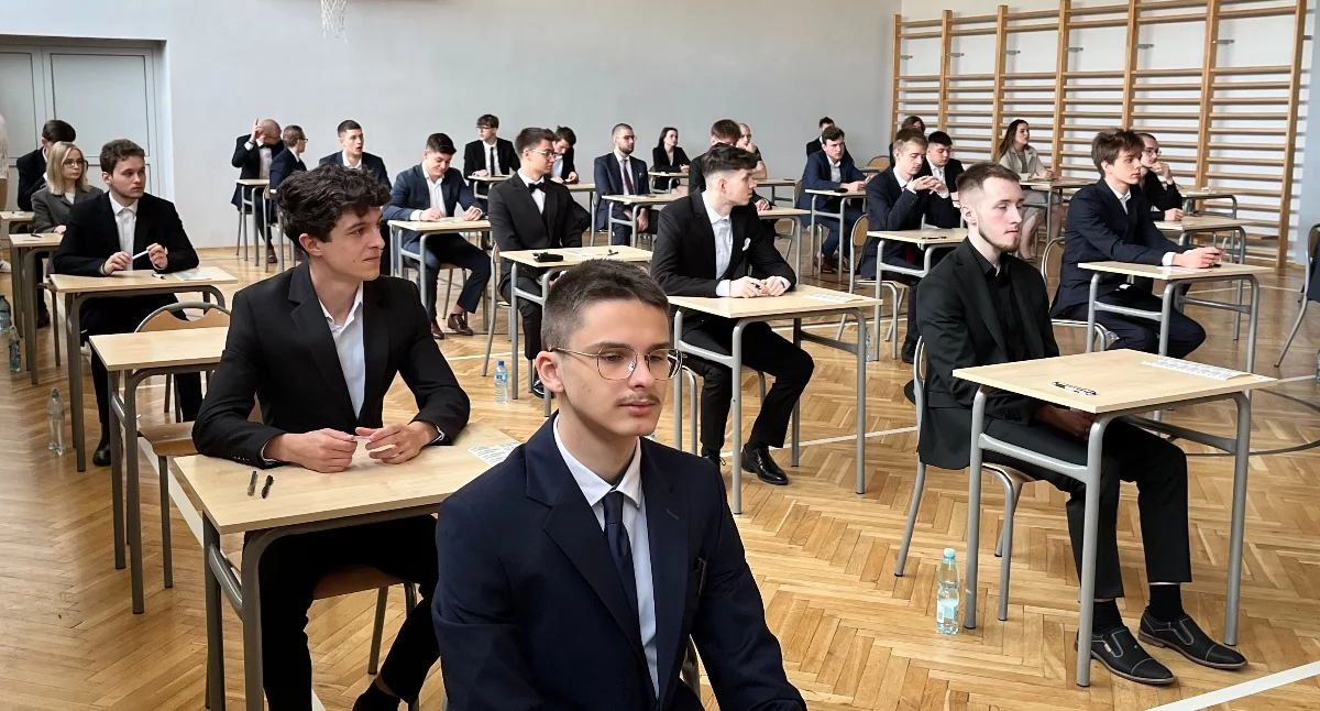 Zdjęcie pokazuje Wieluńskich maturzystów po egzaminie. /fot.: Stopklatka z video. Adam Adrjanek