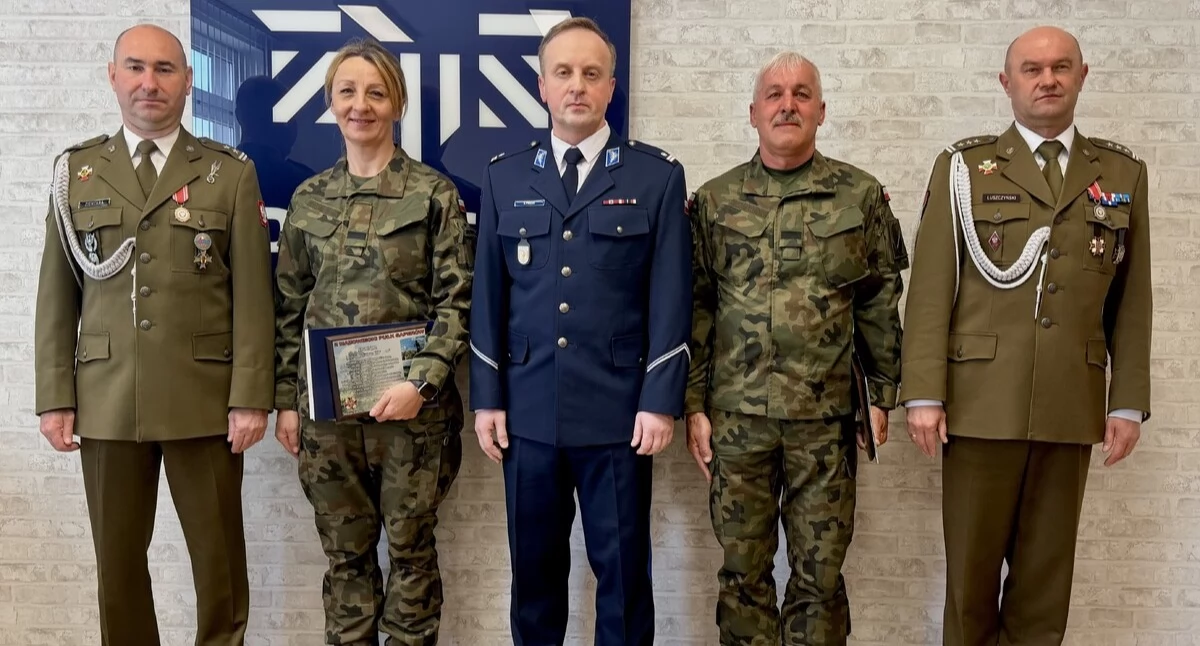 Na zdjęciu m.in. żołnierz wraz z małżonką, którzy zatrzymali pijanego kierowcę / Fot. KPP Radomsko 