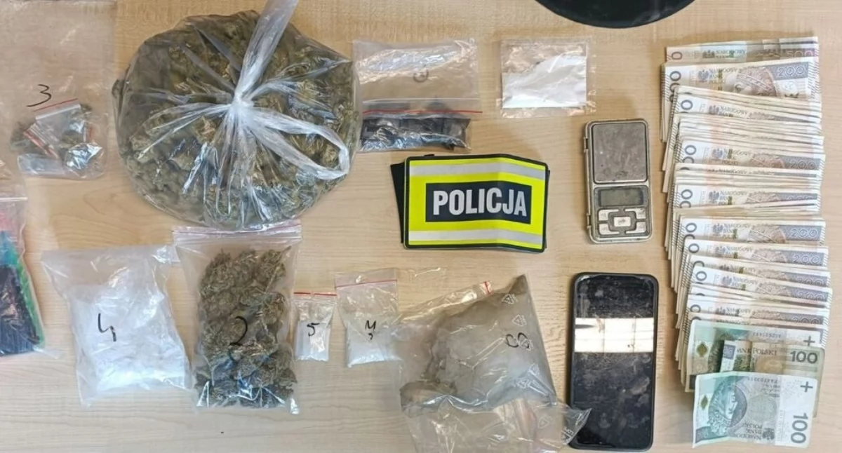Zdjęcia z zatrzymania 48-latka z narkotykami, w mieszkaniu miał marihuanę i mefedron / fot.: KPP w Pabianicach 
