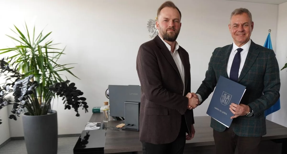 Na zdjęciu wójt gminy Rząśnia Tomasz Stolarczyk (po prawej) z nowym inwestorem w strefie gospodarczej Grzegorzem Góreckim / fot.: archiwum gminy