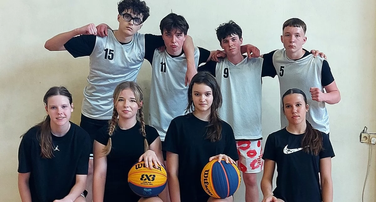 Na zdjęciu męska i żeńska drużyna z SP 4 w Wieluniu, która walczyła o zwycięstwo w wojewódzkim finale koszykówki 3x3 / Fot. Facebook / Szkoła Podstawowa nr 4 im. Królowej Jadwigi w Wieluniu