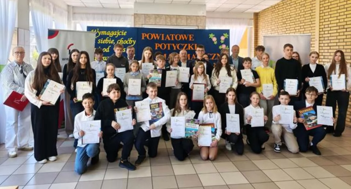 Na zdjęciu część laureatów tegorocznej edycji Powiatowych Potyczek Matematycznych w Wieruszowie / Fot. Facebook / Powiat Wieruszowski 