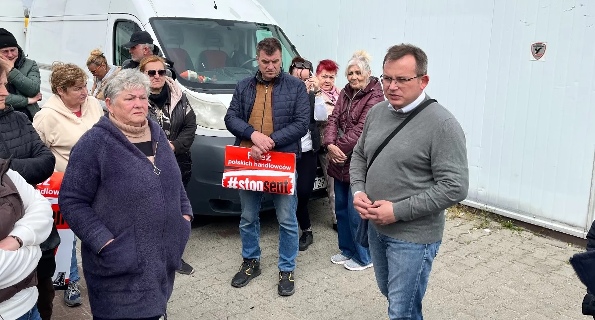 Zdjęcie pokazuje konferencje na targowisku, zwołaną przez Pawła Rychlika. / fot.: Adam Adrjanek