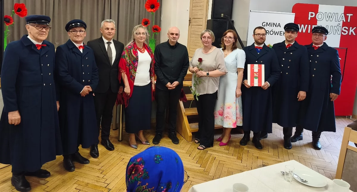 Zdjęcie z wręczenia nagród laureatom Wojewódzkiego Przeglądu Zespołów i Śpiewaków Ludowych w Ostrówku/fot.: Iwona Domagała
