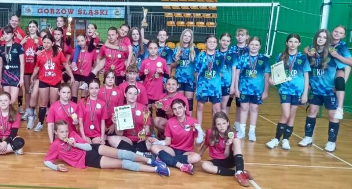 Zdjęcie pokazuje finał wojewódzki piłki mini siatkowej dziewcząt. /fot.: Szkoła Podstawowa w Rudzie